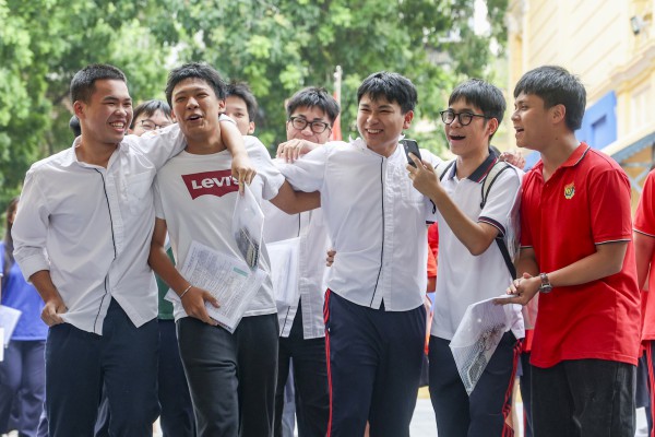 Sĩ tử vỡ òa đón sinh nhật ngay khi kết thúc kỳ thi tốt nghiệp THPT