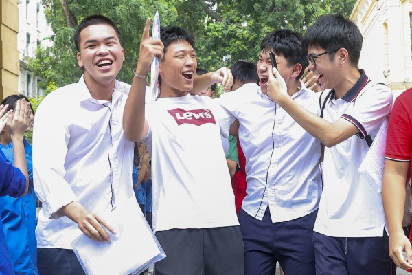 Sĩ tử vỡ òa đón sinh nhật ngay khi kết thúc kỳ thi tốt nghiệp THPT
