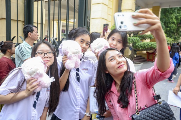 Sĩ tử vỡ òa đón sinh nhật ngay khi kết thúc kỳ thi tốt nghiệp THPT
