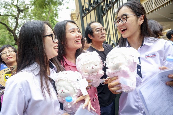 Sĩ tử vỡ òa đón sinh nhật ngay khi kết thúc kỳ thi tốt nghiệp THPT