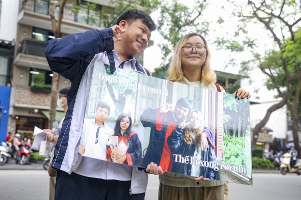Sĩ tử vỡ òa đón sinh nhật ngay khi kết thúc kỳ thi tốt nghiệp THPT