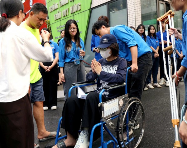 Sĩ tử vỡ òa đón sinh nhật ngay khi kết thúc kỳ thi tốt nghiệp THPT