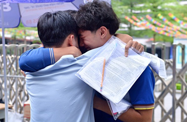 Sĩ tử vỡ òa đón sinh nhật ngay khi kết thúc kỳ thi tốt nghiệp THPT
