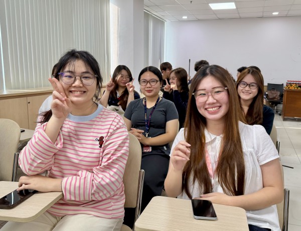 Sinh viên chương trình đào tạo đặc biệt Trường ĐH Văn Lang bắt đầu học kỳ tại tòa soạn Báo Thanh Niên Sinh viên chương trình đào tạo đặc biệt Trường ĐH Văn Lang bắt đầu học kỳ tại tòa soạn Báo Thanh Niên