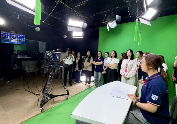 Sinh viên chương trình đào tạo đặc biệt Trường ĐH Văn Lang bắt đầu học kỳ tại tòa soạn Báo Thanh Niên Sinh viên chương trình đào tạo đặc biệt Trường ĐH Văn Lang bắt đầu học kỳ tại tòa soạn Báo Thanh Niên