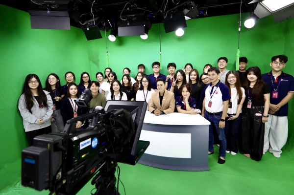 Sinh viên chương trình đào tạo đặc biệt Trường ĐH Văn Lang bắt đầu học kỳ tại tòa soạn Báo Thanh Niên Sinh viên chương trình đào tạo đặc biệt Trường ĐH Văn Lang bắt đầu học kỳ tại tòa soạn Báo Thanh Niên