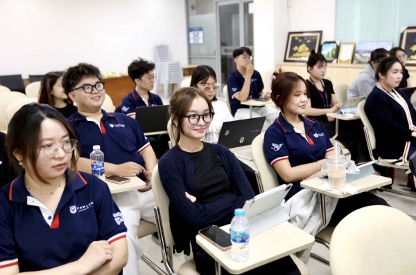 Sinh viên chương trình đào tạo đặc biệt Trường ĐH Văn Lang bắt đầu học kỳ tại tòa soạn Báo Thanh Niên Sinh viên chương trình đào tạo đặc biệt Trường ĐH Văn Lang bắt đầu học kỳ tại tòa soạn Báo Thanh Niên