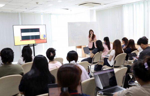 Sinh viên chương trình đào tạo đặc biệt Trường ĐH Văn Lang bắt đầu học kỳ tại tòa soạn Báo Thanh Niên Sinh viên chương trình đào tạo đặc biệt Trường ĐH Văn Lang bắt đầu học kỳ tại tòa soạn Báo Thanh Niên