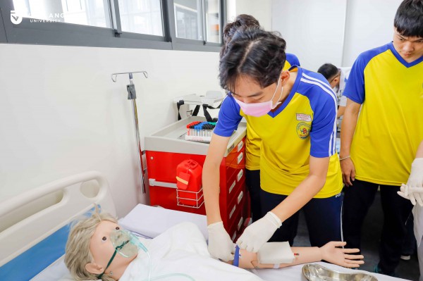 Sinh viên học gần 5 năm chưa được tốt nghiệp, trường ĐH nói gì?