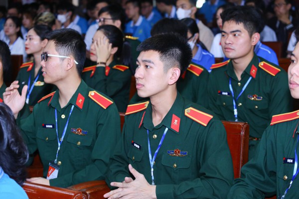 Sinh viên kinh tế, quân sự... tham gia thi Olympic toán học toàn quốc