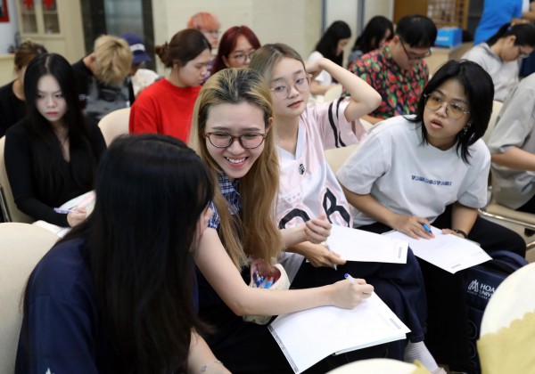 Sinh viên ngành quan hệ công chúng phóng máy bay để… chọn đề thi cuối kỳ