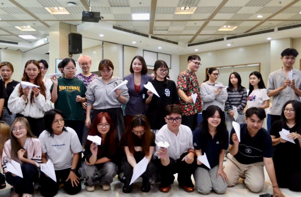 Sinh viên ngành quan hệ công chúng phóng máy bay để… chọn đề thi cuối kỳ