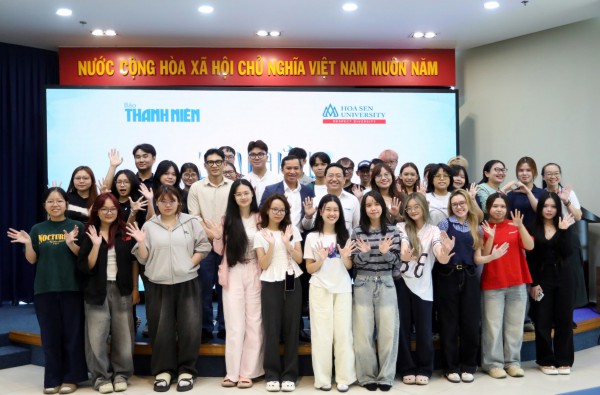 Sinh viên ngành quan hệ công chúng phóng máy bay để… chọn đề thi cuối kỳ