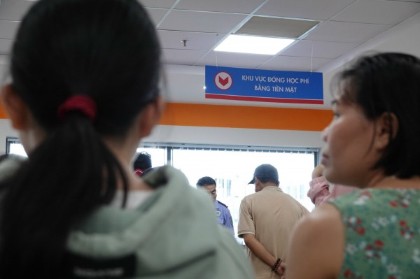 Sinh viên phản ứng tăng học phí, Trường ĐH Sư phạm kỹ thuật TP.HCM nói gì? Sinh viên phản ứng tăng học phí, Trường ĐH Sư phạm kỹ thuật TP.HCM nói gì?