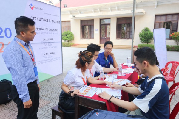 Sinh viên tìm được việc làm tại ngày hội 'Trao cơ hội – Tạo tương lai'