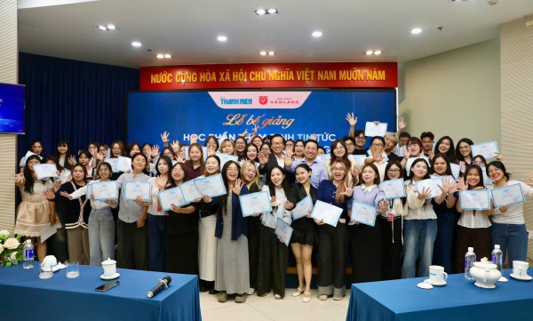 Sinh viên trường ĐH Văn Lang hoàn thành khóa học tại Báo Thanh Niên, có sản phẩm đăng báo