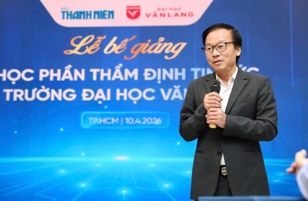 Sinh viên trường ĐH Văn Lang hoàn thành khóa học tại Báo Thanh Niên, có sản phẩm đăng báo