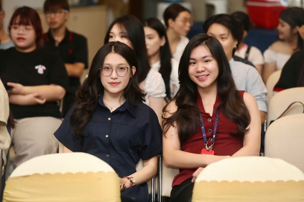 Sinh viên trường ĐH Văn Lang hoàn thành khóa học tại Báo Thanh Niên, có sản phẩm đăng báo