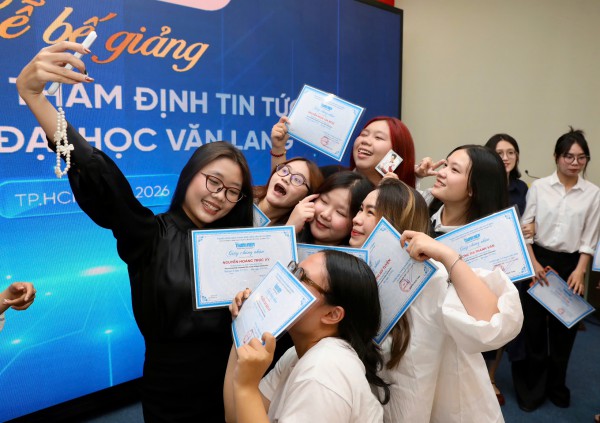 Sinh viên trường ĐH Văn Lang hoàn thành khóa học tại Báo Thanh Niên, có sản phẩm đăng báo