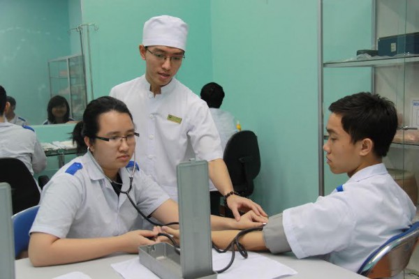 Sinh viên y ngồi hành lang bệnh viện nghe… thực hành Sinh viên y ngồi hành lang bệnh viện nghe… thực hành