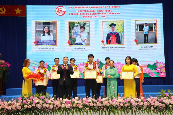 Sở GD-ĐT TP.HCM nêu giải pháp nào đổi mới bồi dưỡng học sinh giỏi? Sở GD-ĐT TP.HCM nêu giải pháp nào đổi mới bồi dưỡng học sinh giỏi?