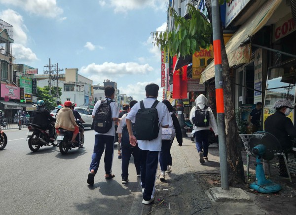 Sở Xây dựng TP.HCM nói gì về việc học sinh không có vỉa hè đi bộ?