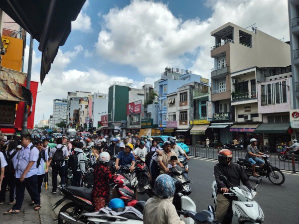 Sở Xây dựng TP.HCM nói gì về việc học sinh không có vỉa hè đi bộ?