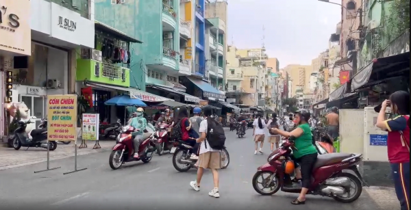 Sở Xây dựng TP.HCM nói gì về việc học sinh không có vỉa hè đi bộ?