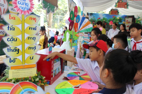 Song ngữ không phải là 'tây hóa', giỏi tiếng Anh không có nghĩa 'quên' tiếng Việt Song ngữ không phải là 'tây hóa', giỏi tiếng Anh không có nghĩa 'quên' tiếng Việt