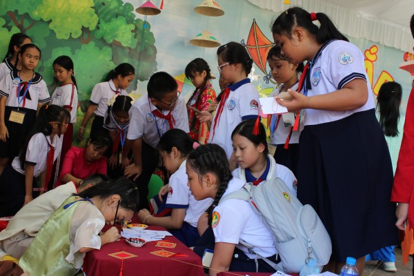 Song ngữ không phải là 'tây hóa', giỏi tiếng Anh không có nghĩa 'quên' tiếng Việt Song ngữ không phải là 'tây hóa', giỏi tiếng Anh không có nghĩa 'quên' tiếng Việt