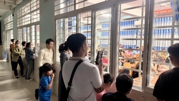 TP.HCM: Tạm đình chỉ giáo viên phạt học sinh tự lấy kim tiêm đâm vào tay TP.HCM: Tạm đình chỉ giáo viên phạt học sinh tự lấy kim tiêm đâm vào tay