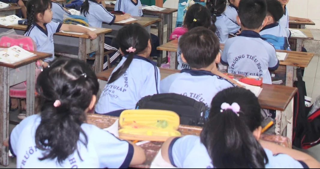 TP.HCM: Thực hư vụ việc học sinh được cho tiền ở cổng trường