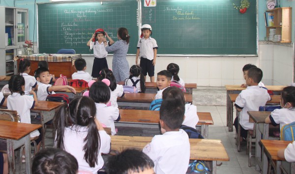 TP.HCM: Thực hư vụ việc học sinh được cho tiền ở cổng trường