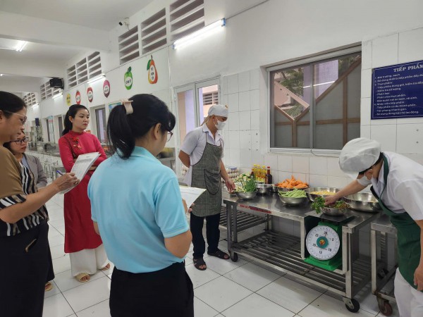 TP.HCM kiểm tra 317 cơ sở cung cấp suất ăn cho trường học TP.HCM kiểm tra 317 cơ sở cung cấp suất ăn cho trường học