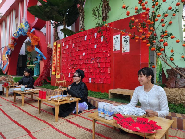 TP.HCM rực rỡ sắc hoa đón tết ở những trường học hàng ngàn mét vuông TP.HCM rực rỡ sắc hoa đón tết ở những trường học hàng ngàn mét vuông