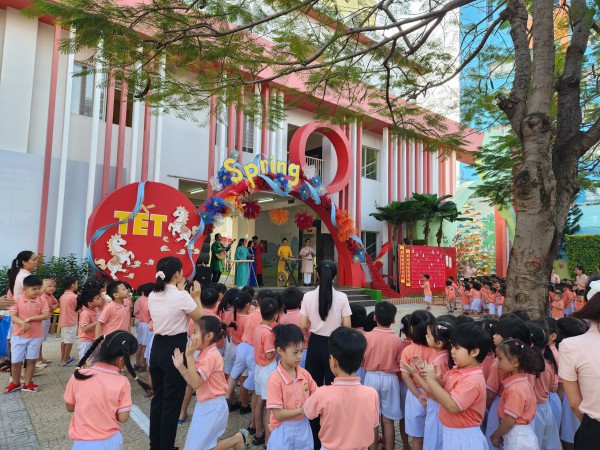 TP.HCM rực rỡ sắc hoa đón tết ở những trường học hàng ngàn mét vuông TP.HCM rực rỡ sắc hoa đón tết ở những trường học hàng ngàn mét vuông