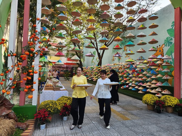 TP.HCM rực rỡ sắc hoa đón tết ở những trường học hàng ngàn mét vuông TP.HCM rực rỡ sắc hoa đón tết ở những trường học hàng ngàn mét vuông