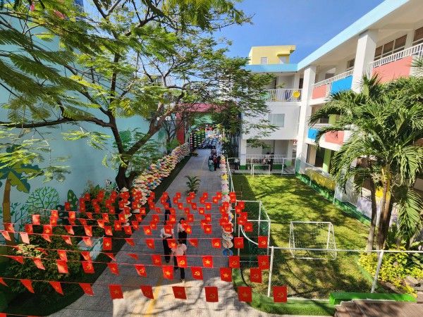 TP.HCM rực rỡ sắc hoa đón tết ở những trường học hàng ngàn mét vuông TP.HCM rực rỡ sắc hoa đón tết ở những trường học hàng ngàn mét vuông