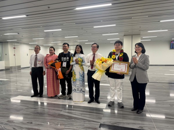 TP.HCM thưởng nóng cho học sinh đạt huy chương bạc Olympic toán quốc tế TP.HCM thưởng nóng cho học sinh đạt huy chương bạc Olympic toán quốc tế