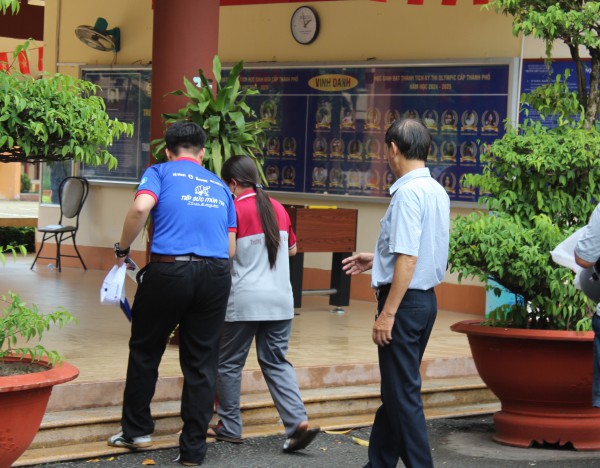 Tai nạn giao thông trước ngày thi tốt nghiệp THPT, nữ sinh TP.HCM được giúp đỡ Tai nạn giao thông trước ngày thi tốt nghiệp THPT, nữ sinh TP.HCM được giúp đỡ