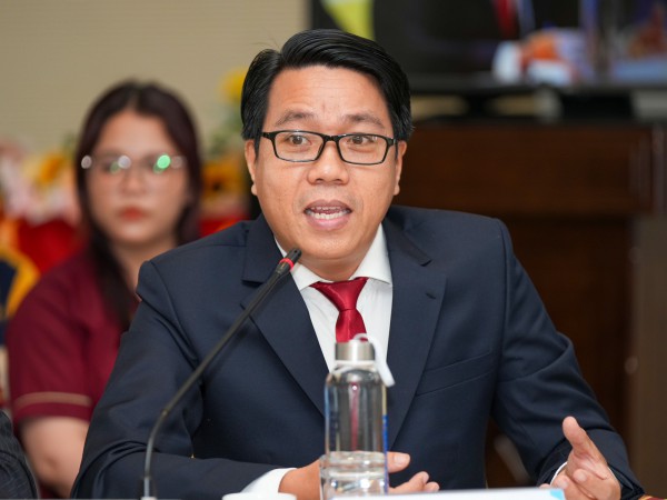 Tại sao bắt con phải giỏi tất cả các môn tiếng Anh, toán, sử, địa...? Tại sao bắt con phải giỏi tất cả các môn tiếng Anh, toán, sử, địa...?