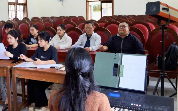 'Tân sinh viên U.60' dùng âm nhạc xoa dịu trẻ khuyết tật