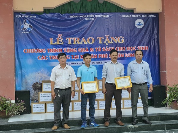 Tặng tủ sách cho các trường học ở Bến Tre