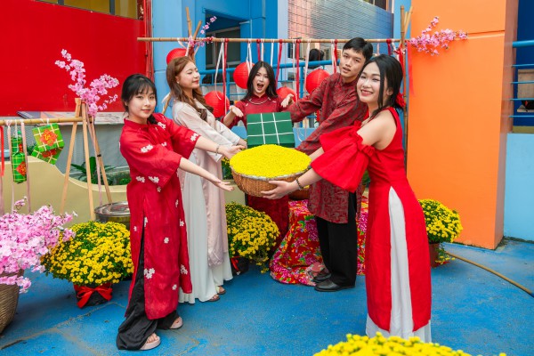 Tết Nguyên đán 2006: Sắc mai, đào, bánh chưng, bánh tét tràn ngập trường đại học