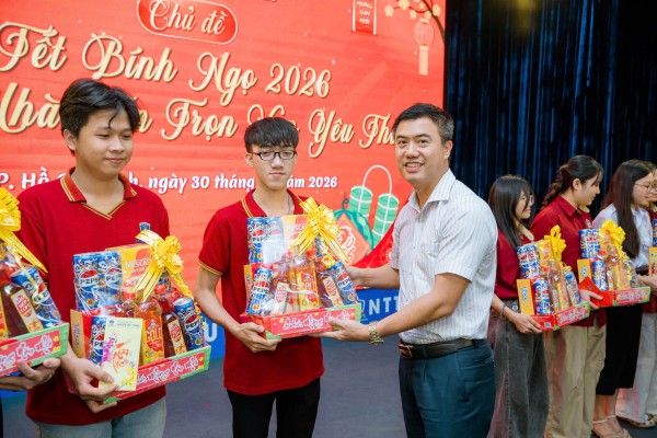 Tết Nguyên đán 2006: Sắc mai, đào, bánh chưng, bánh tét tràn ngập trường đại học