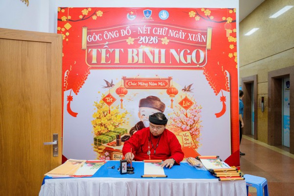 Tết Nguyên đán 2006: Sắc mai, đào, bánh chưng, bánh tét tràn ngập trường đại học