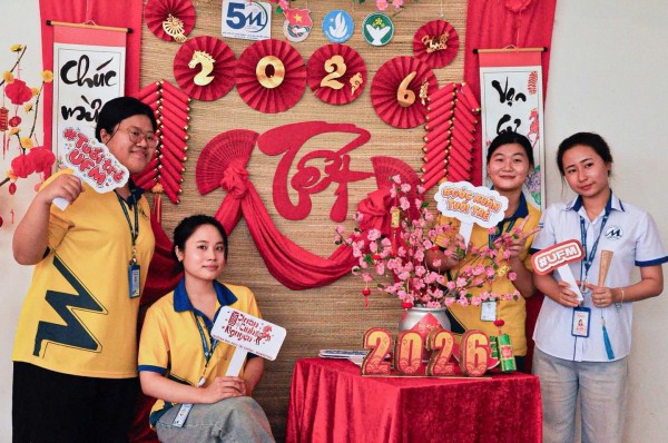 Tết Nguyên đán 2006: Sắc mai, đào, bánh chưng, bánh tét tràn ngập trường đại học