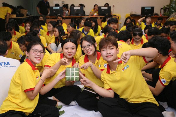 Tết Nguyên đán 2006: Sắc mai, đào, bánh chưng, bánh tét tràn ngập trường đại học