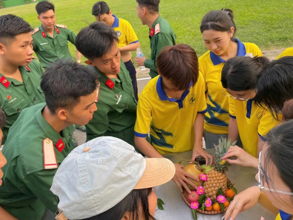 Tết Nguyên đán 2006: Sắc mai, đào, bánh chưng, bánh tét tràn ngập trường đại học