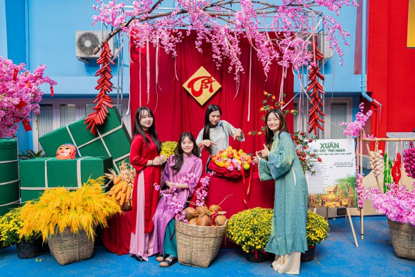 Tết Nguyên đán 2026: Sắc mai, đào, bánh chưng, bánh tét tràn ngập trường đại học